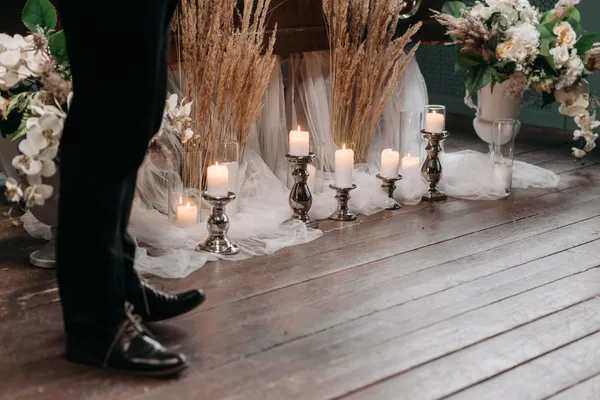 Sfeervolle ceremonie met bloemen